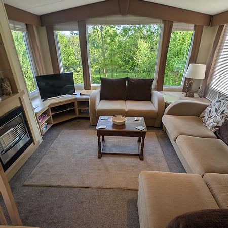 Red Squirrel Holiday Home In The Countryside, 10 Mins To Lligwy Beach Llandyfrydog 외부 사진